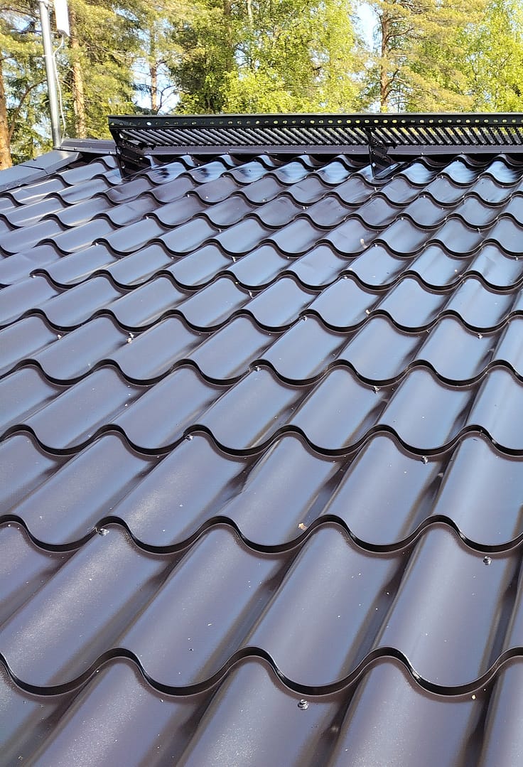 Maalattu peltikatto Maalattu peltikatto, toteutus A-Pintamaalaus Oulun seudulta.