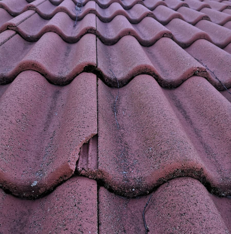 Tiilikaton rapautuminen ja haurastuminen Haurastunut ja rapautunut tiilikatto, A-Pintamaalaus hoitaa tiilikaton maalaukset, Oulussa ja lähiseudulla.