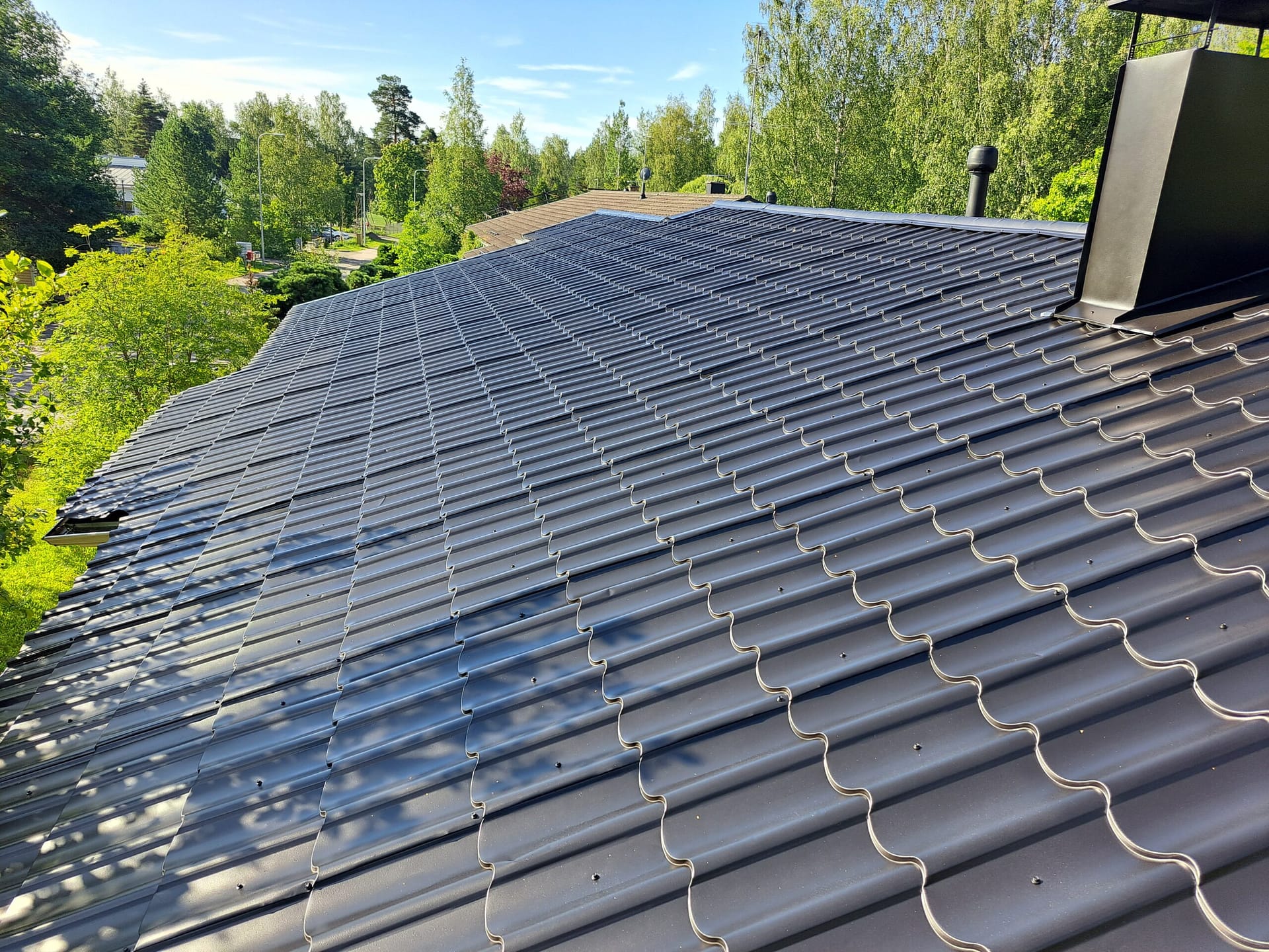 Peltikaton maalauksen jälkeen.