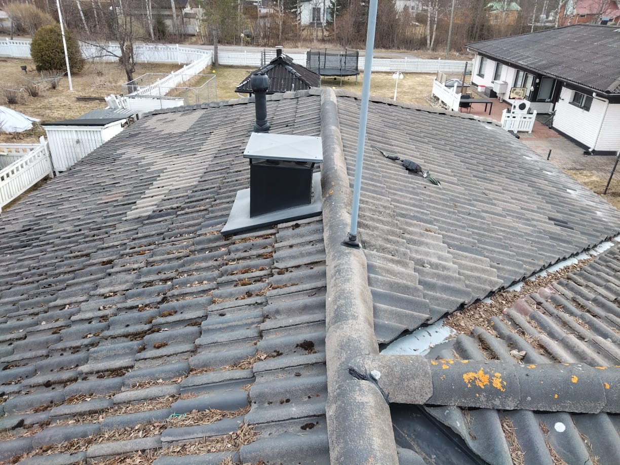 Ennen tiilikaton pinnoitusta.