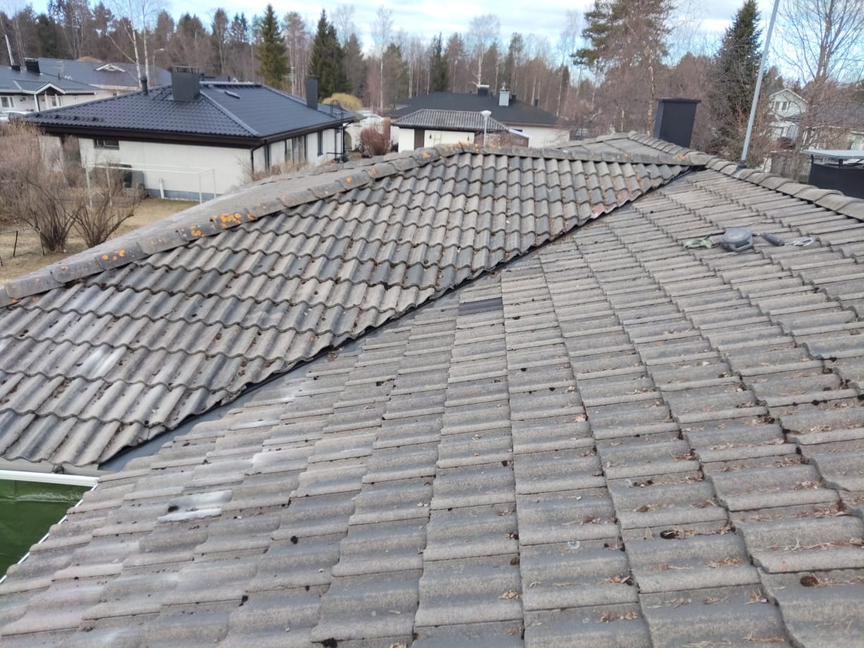 Ennen tiilikaton pinnoitusta.